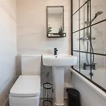 Large 3 Bedroom With Parking - Close To And Amenities - Perfect For Long Apartment *