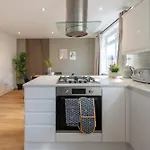 Large 3 Bedroom With Parking - Close To And Amenities - Perfect For Long
