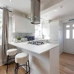 Large 3 Bedroom With Parking - Close To And Amenities - Perfect For Long