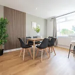 Apartment Large 3 Bedroom With Parking - Close To And Amenities - Perfect For Long Leeds (West Yorkshire)