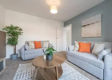 Spacious 3 Bedroom With Parking - Close To Leeds And Amenities - Perfect For Long