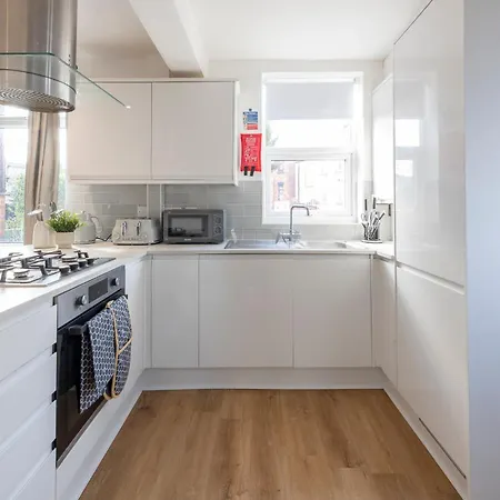 Spacious 3 Bedroom With Parking - Close To Leeds And Amenities - Perfect For Long Apartment
