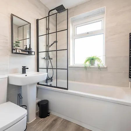 Lägenhet Spacious 3 Bedroom With Parking - Close To And Amenities - Perfect For Long