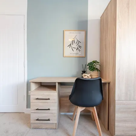 Spacious 3 Bedroom With Parking - Close To And Amenities - Perfect For Long *