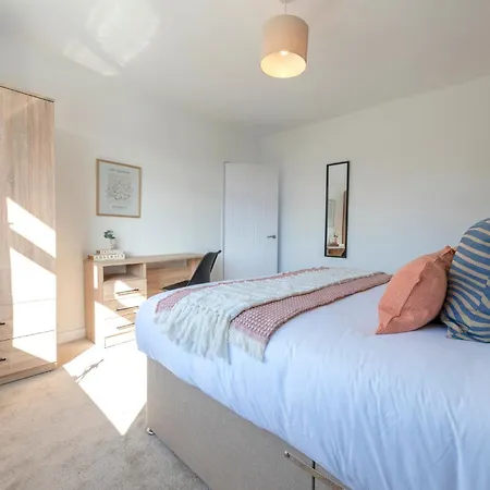 Lägenhet Spacious 3 Bedroom With Parking - Close To And Amenities - Perfect For Long