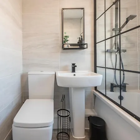 Spacious 3 Bedroom With Parking - Close To And Amenities - Perfect For Long Lägenhet *