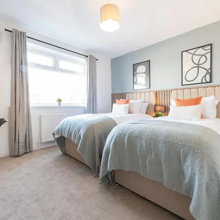 Spacious 3 Bedroom With Parking - Close To And Amenities - Perfect For Long Lägenhet *