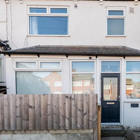 Apartment Spacious 3 Bedroom With Parking - Close To Leeds And Amenities - Perfect For Long *