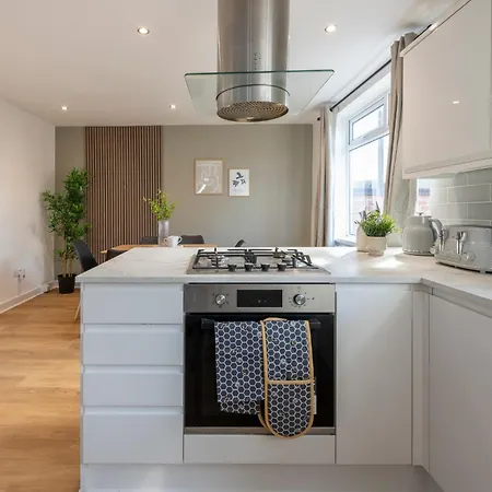 Spacious 3 Bedroom With Parking - Close To And Amenities - Perfect For Long