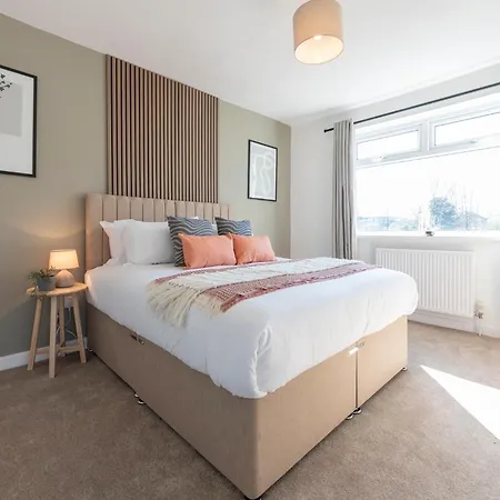 Apartment Large 3 Bedroom With Parking - Close To And Amenities - Perfect For Long Leeds (West Yorkshire)