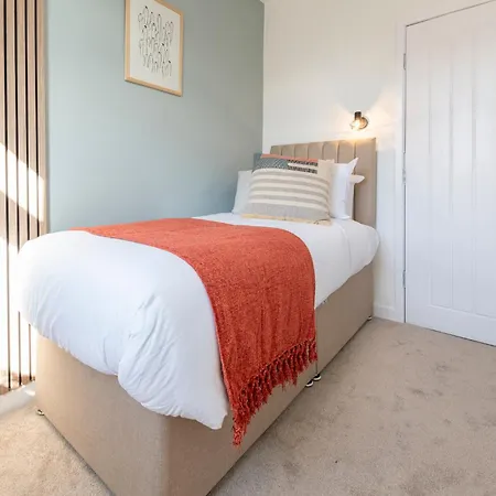 Apartment Spacious 3 Bedroom With Parking - Close To Leeds And Amenities - Perfect For Long