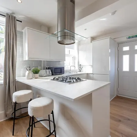 Spacious 3 Bedroom With Parking - Close To Leeds And Amenities - Perfect For Long