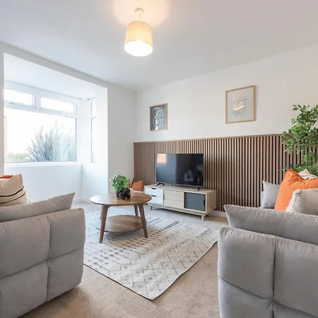Spacious 3 Bedroom With Parking - Close To Leeds And Amenities - Perfect For Long Apartment