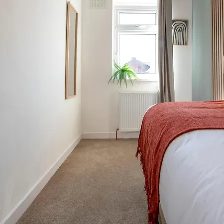 Spacious 3 Bedroom With Parking - Close To Leeds And Amenities - Perfect For Long Apartment *