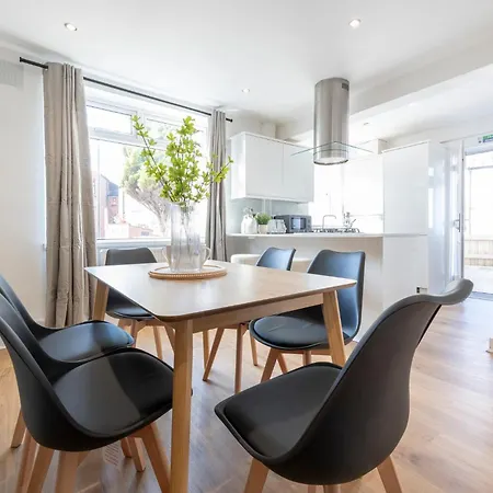 Apartment Large 3 Bedroom With Parking - Close To And Amenities - Perfect For Long Leeds (West Yorkshire)