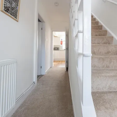 Spacious 3 Bedroom With Parking - Close To And Amenities - Perfect For Long Leeds (West Yorkshire)