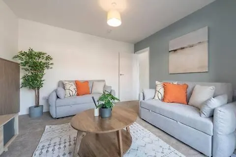 Spacious 3 Bedroom With Parking - Close To And Amenities - Perfect For Long