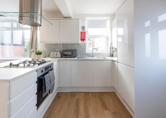 Spacious 3 Bedroom With Parking - Close To And Amenities - Perfect For Long Апартаменты