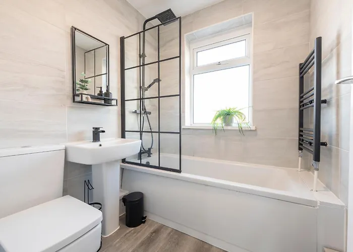 Апартаменты Spacious 3 Bedroom With Parking - Close To And Amenities - Perfect For Long