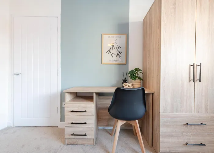 Spacious 3 Bedroom With Parking - Close To And Amenities - Perfect For Long *