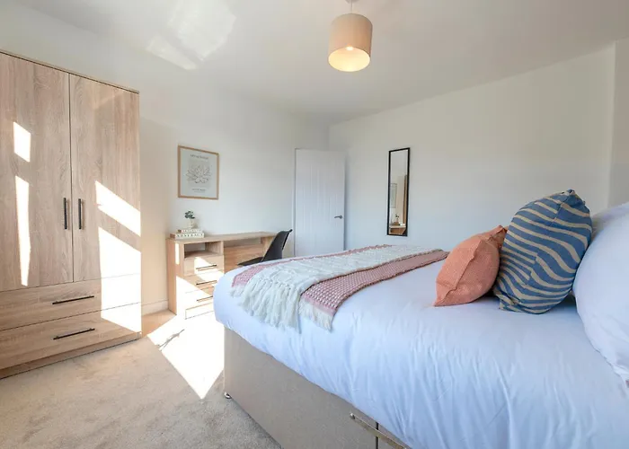 Lägenhet Spacious 3 Bedroom With Parking - Close To And Amenities - Perfect For Long