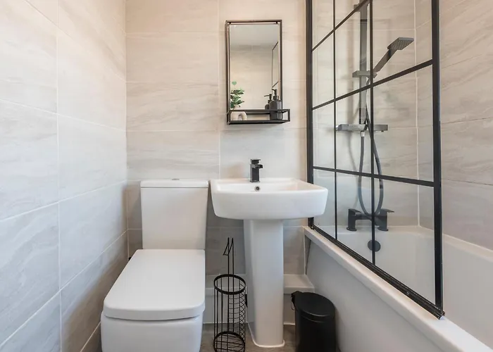 Spacious 3 Bedroom With Parking - Close To And Amenities - Perfect For Long Lägenhet *