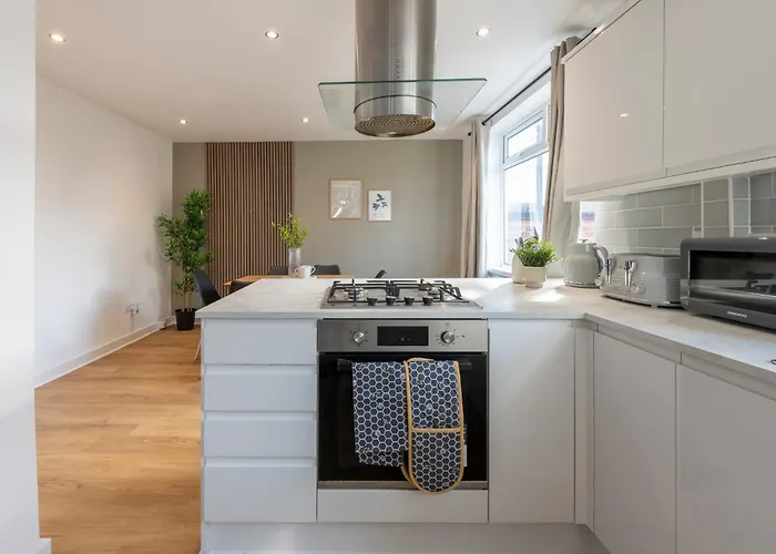 Spacious 3 Bedroom With Parking - Close To And Amenities - Perfect For Long