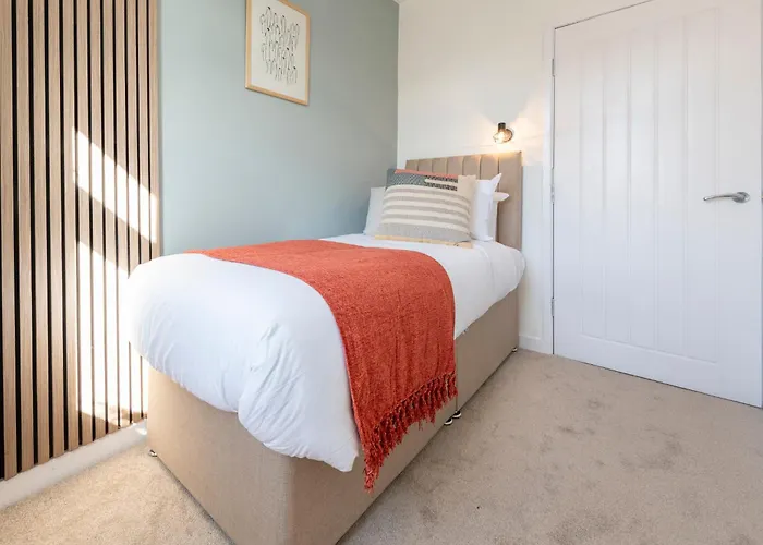 Апартаменты Spacious 3 Bedroom With Parking - Close To And Amenities - Perfect For Long