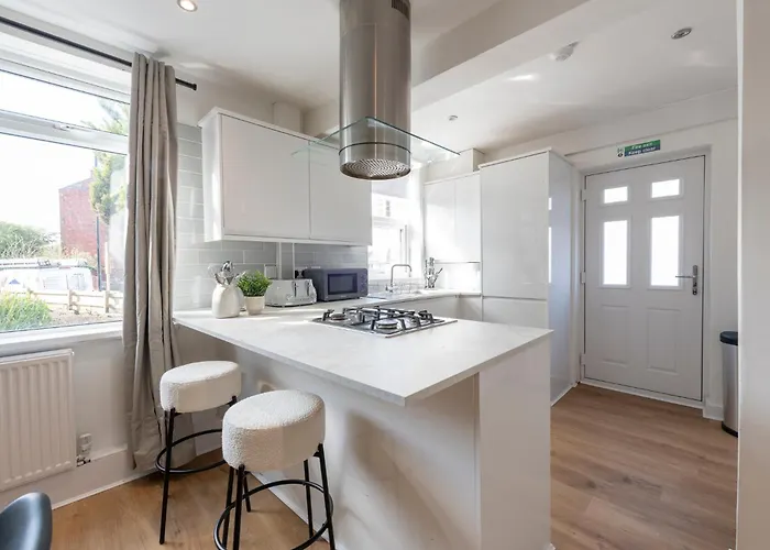 Spacious 3 Bedroom With Parking - Close To And Amenities - Perfect For Long