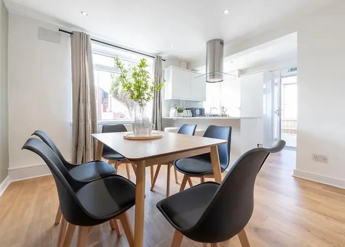 Апартаменты Spacious 3 Bedroom With Parking - Close To And Amenities - Perfect For Long Лидс