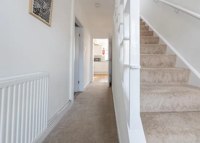 Spacious 3 Bedroom With Parking - Close To And Amenities - Perfect For Long Лидс