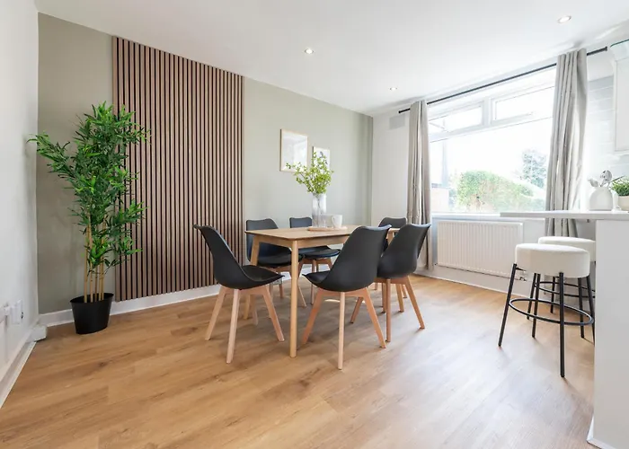 Апартаменты Spacious 3 Bedroom With Parking - Close To And Amenities - Perfect For Long Лидс