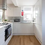 Large 3 Bedroom With Parking - Close To And Amenities - Perfect For Long Apartamento